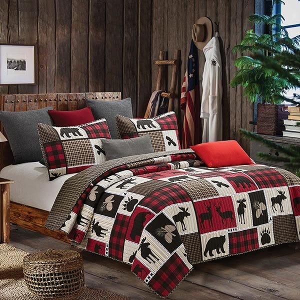 Enhance your bedroom with the Lodge Living Quilt Set for Queen or King Size Beds, featuring woodland wildlife and rich colors.