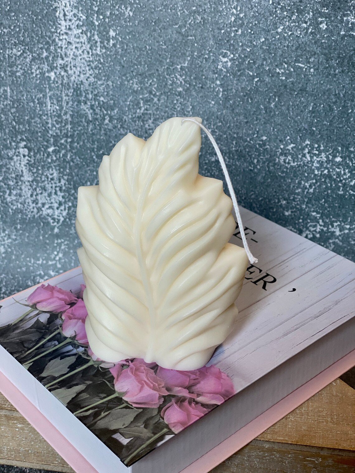 Elegant Soy Wax Feather Candle in Minimalist Design