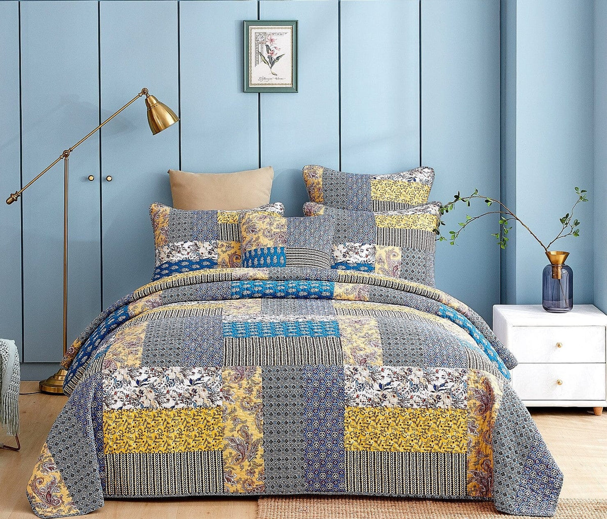 Floral paisley patchwork bedspread set in cottagecore style.