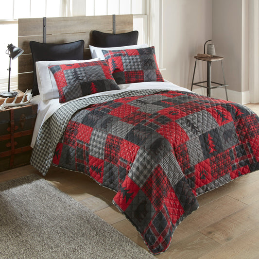 Cozy Woodland Black Bear Quilt Sets offer a rustic forest theme with bold patterns, perfect for winter nights.