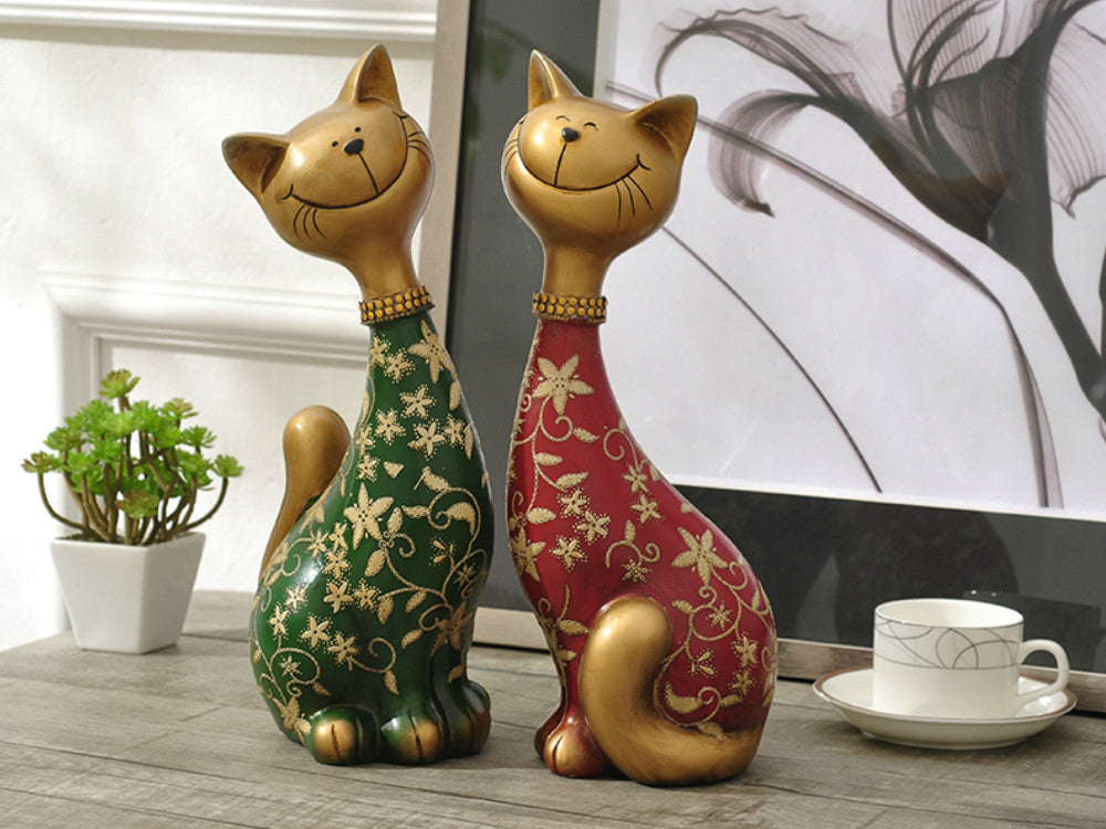 Red and green resin happy cat sculptures for mantelpiece or table decor