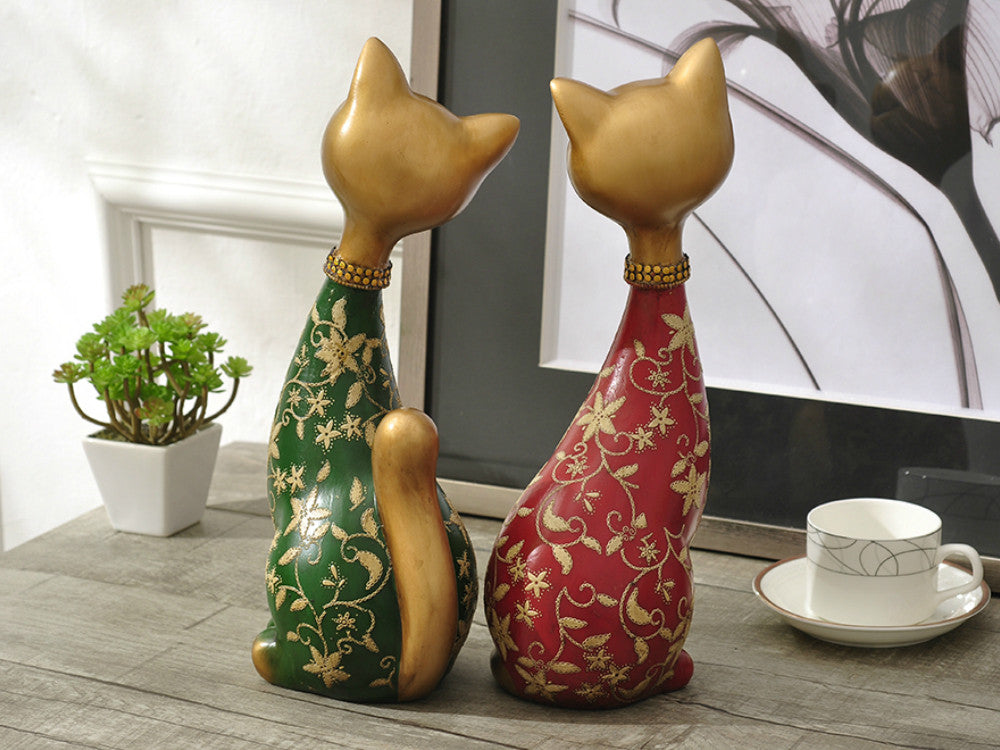 Red and green resin happy cat sculptures for mantelpiece or table decor