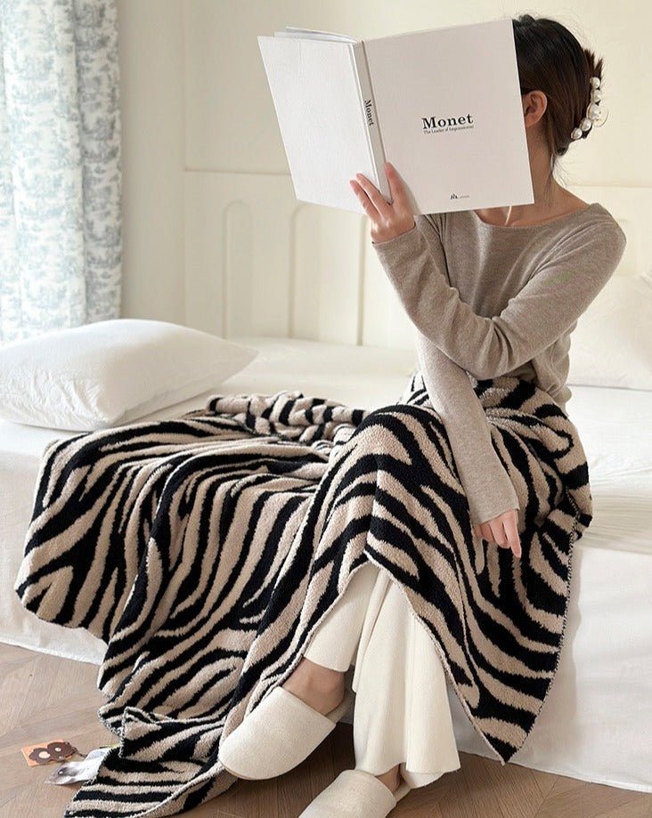 Vintage-Inspired Zebra Print Ultra-Soft Microfiber Throw Blanket - Cozy Comfort