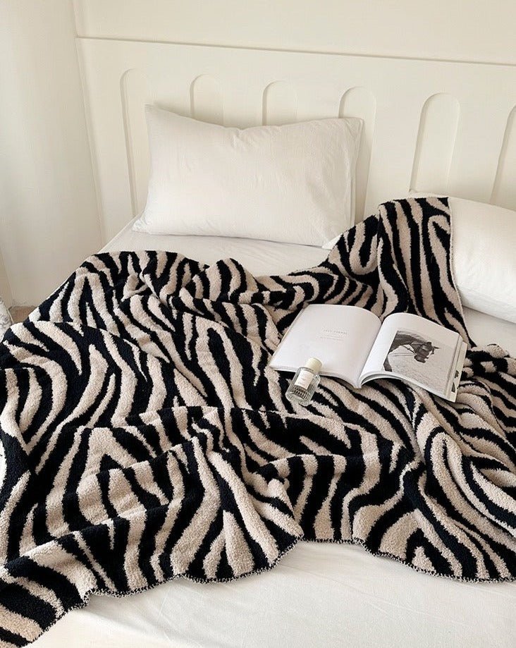 Vintage-Inspired Zebra Print Ultra-Soft Microfiber Throw Blanket - Cozy Comfort