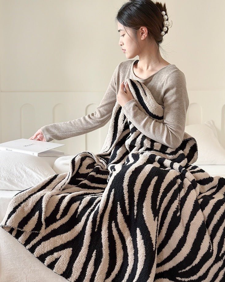 Vintage-Inspired Zebra Print Ultra-Soft Microfiber Throw Blanket - Cozy Comfort